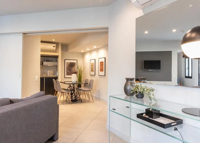Fantastic Central Athens Suite With Shared Rooftop Deck