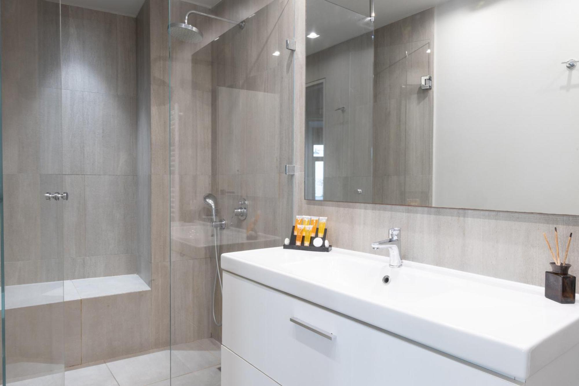 Fantastic With Shared Rooftop Deck Apartment *