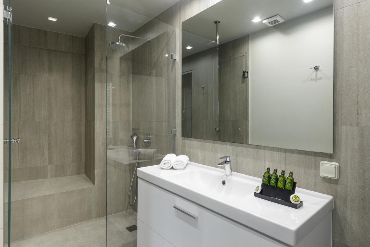 Fantastic Central Athens Suite With Shared Rooftop Deck *