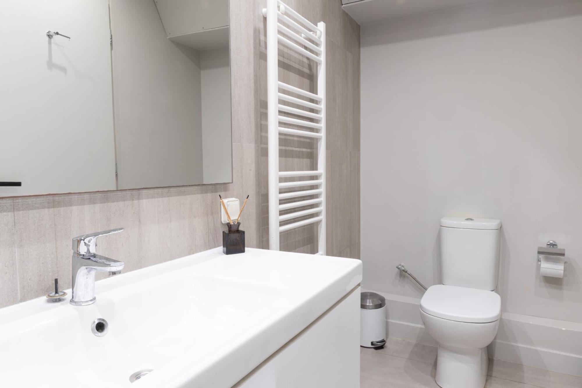 Fantastic Central Athens Suite With Shared Rooftop Deck