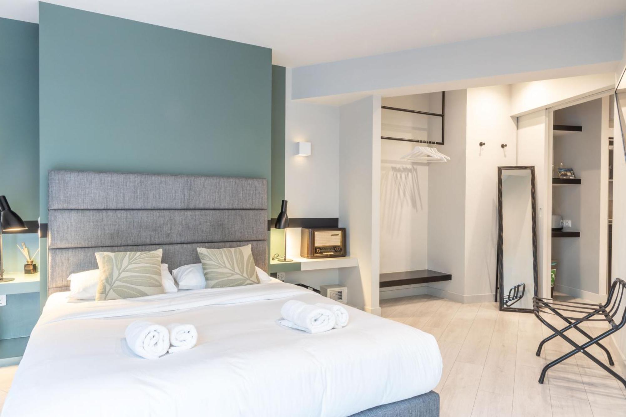 Apartment Fantastic Central Athens Suite With Shared Rooftop Deck *
